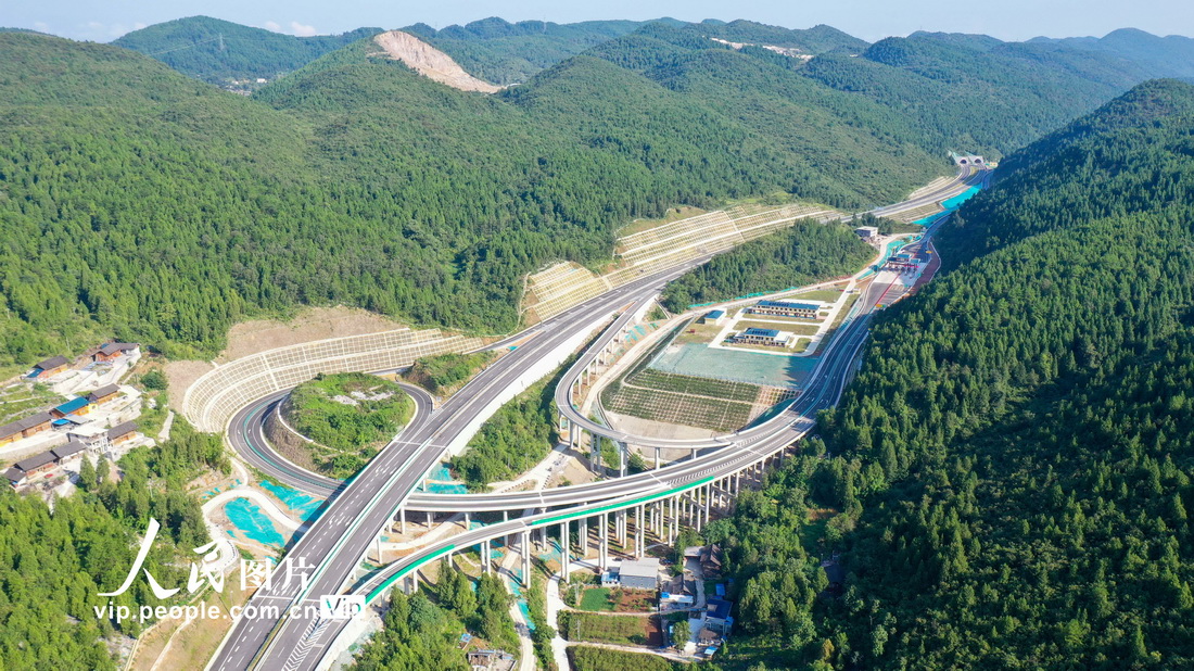 贵州石玉高速公路建成通车