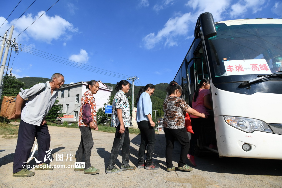 江西丰城：“村村通公交”便捷山乡百姓出行“最后一公里”