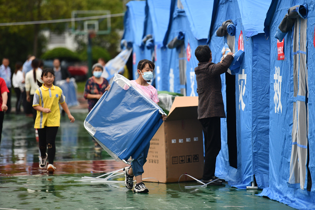 四川泸县发生6.0级地震 抢险人员带物资陆续抵达安置点