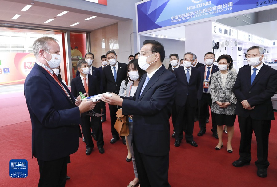 李克强巡视第130届广交会企业馆