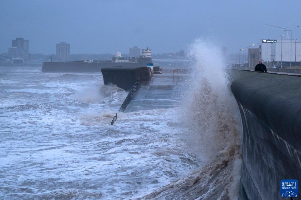 英国部分地区遭遇风暴天气