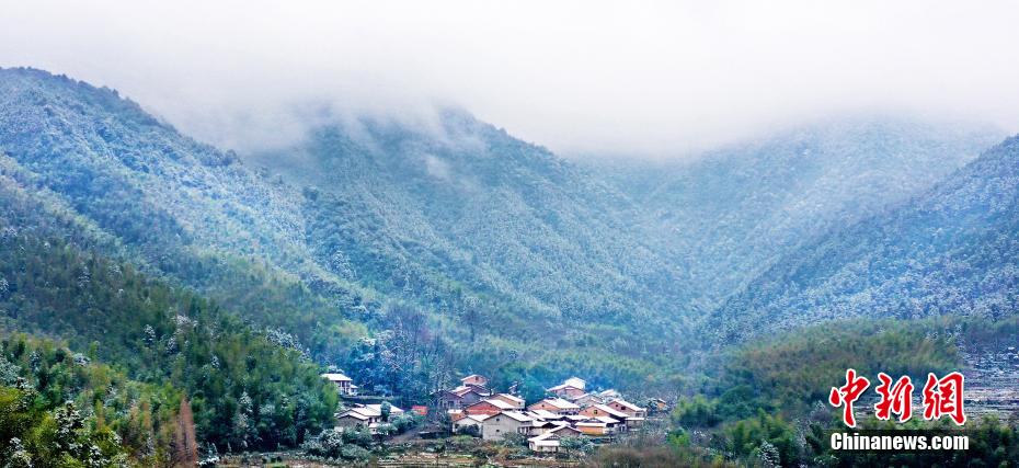 航拍江西龙虎山雪后初晴 银装素裹美如“仙境”