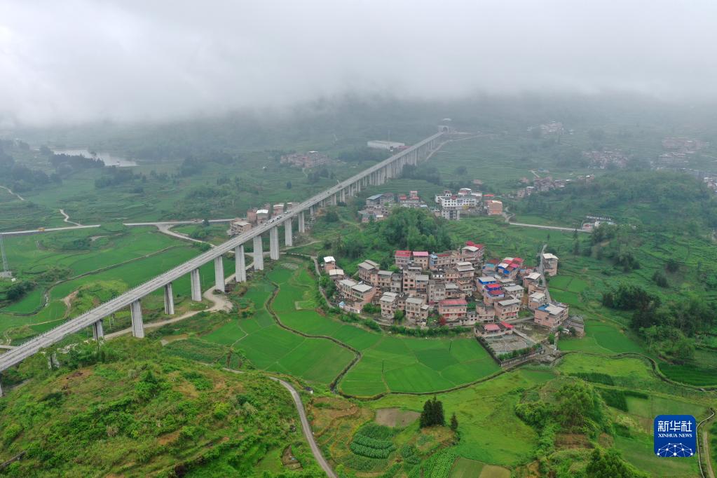 初夏山乡田园美