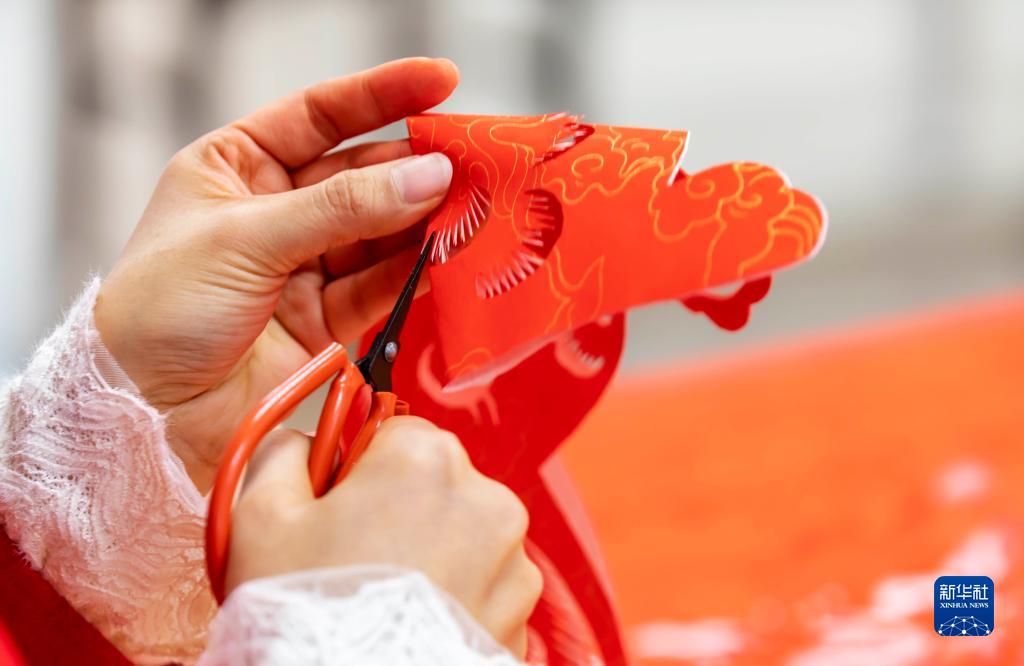 剪纸迎新年 非遗续传承