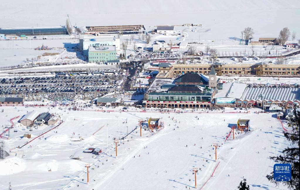 天山脚下：冰雪经济“热”寒冬