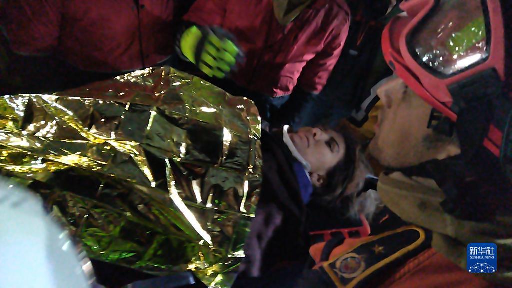 中土救援队联手救出两名地震幸存者