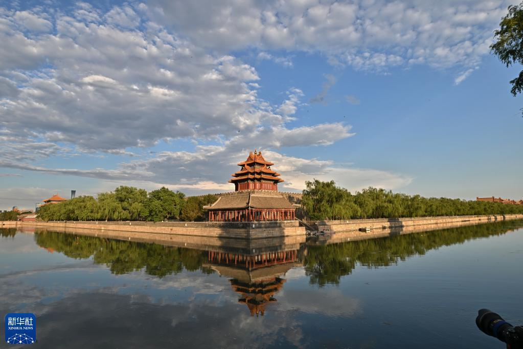 雨后故宫角楼引游人